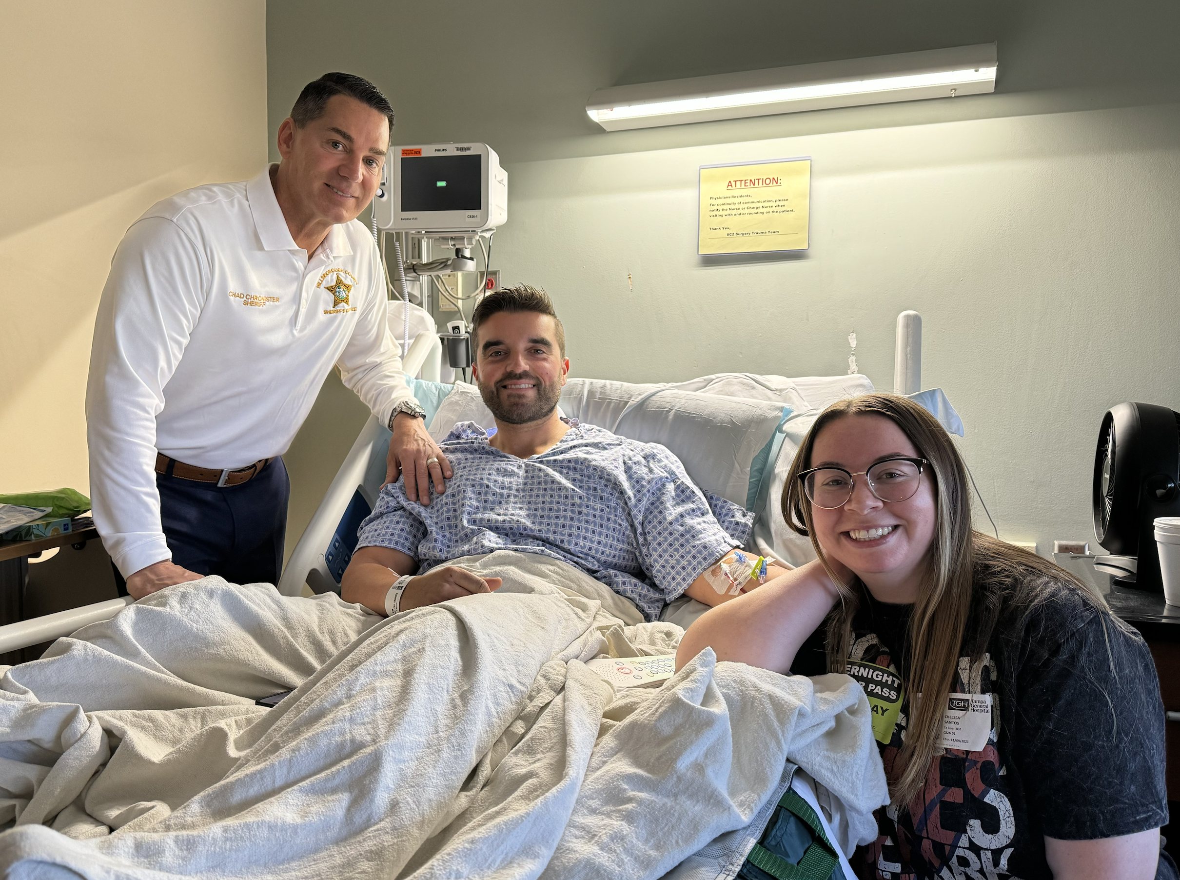 DOS OFICIALES LESIONADOS RECUPERÁNDOSE EN EL HOSPITAL GENERAL DE TAMPA