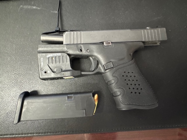 ESTUDIANTE ARRESTADO POR LLEVAR UN ARMA DE FUEGO A LA ESCUELA