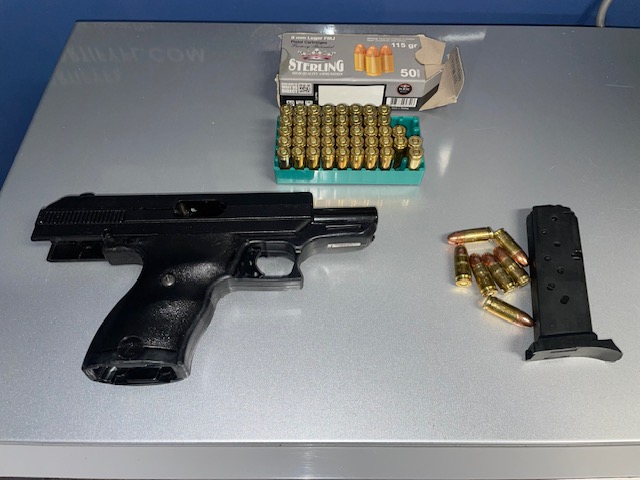 Estudiante arrestado por llevar un arma al plantel escolar