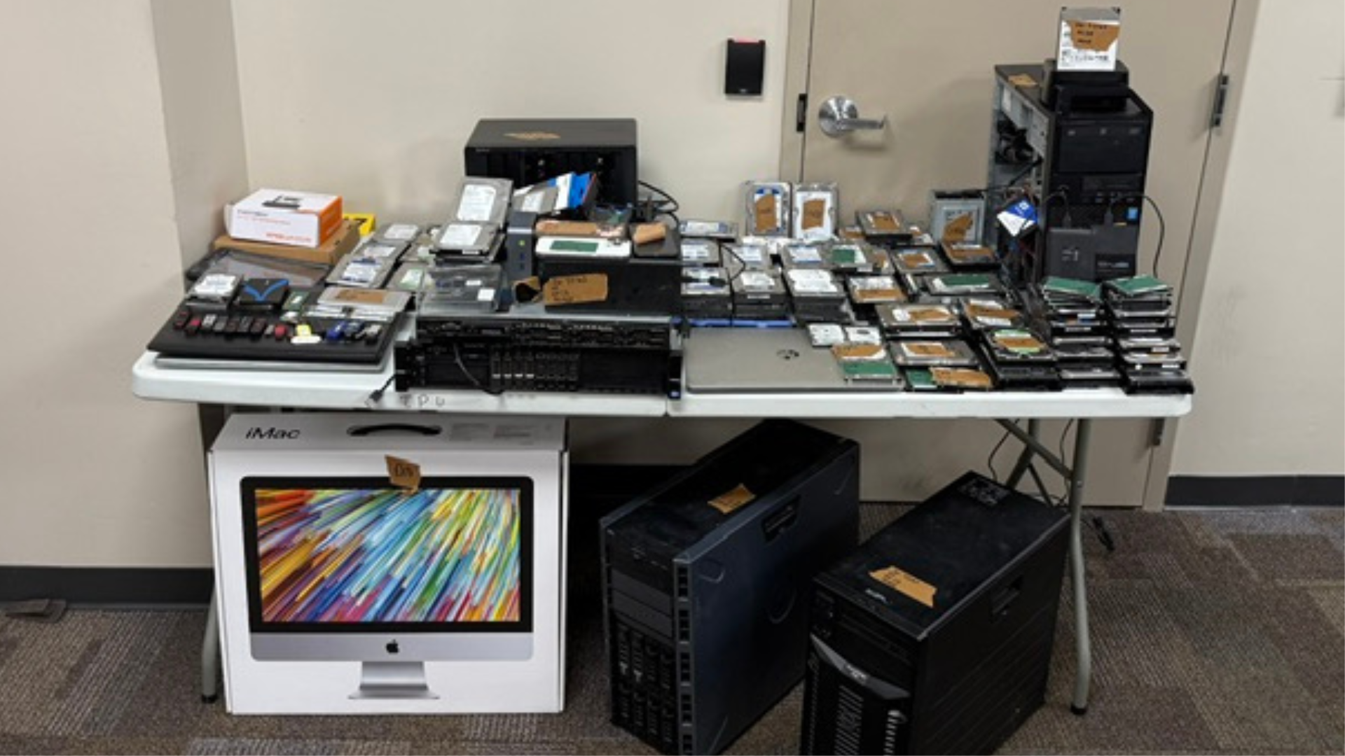 Hombre de Apollo Beach arrestado por 100 cargos de pornografía infantil