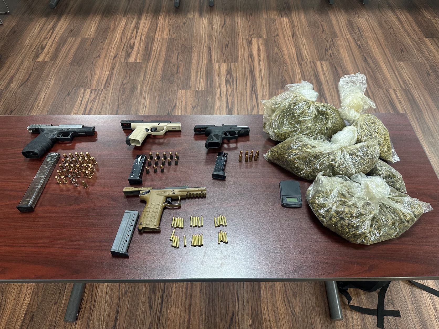 PANDILLEROS ARRESTADOS POR POSESIÓN DE DROGAS Y “AMETRALLADORA OPERABLE”