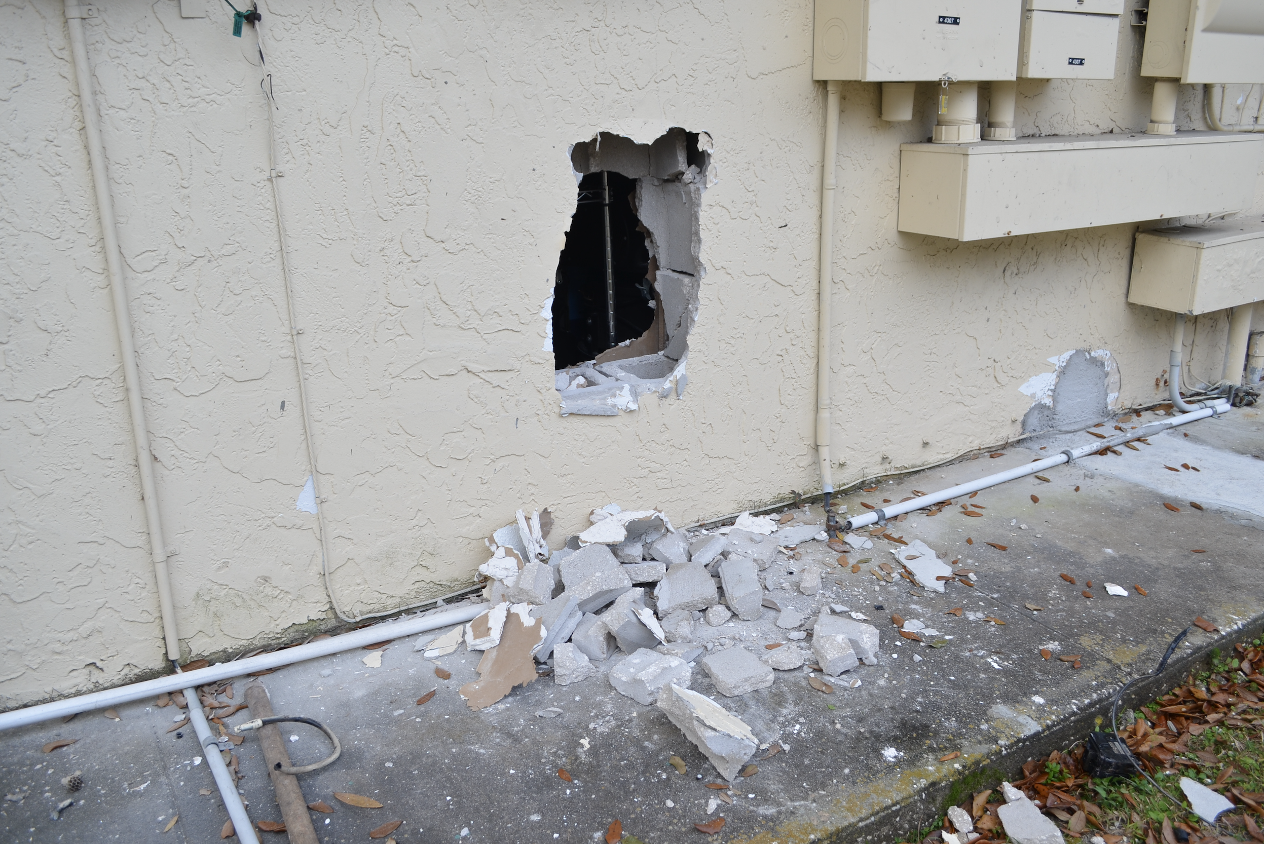 Suspects use sledgehammer to break into Metro PCS