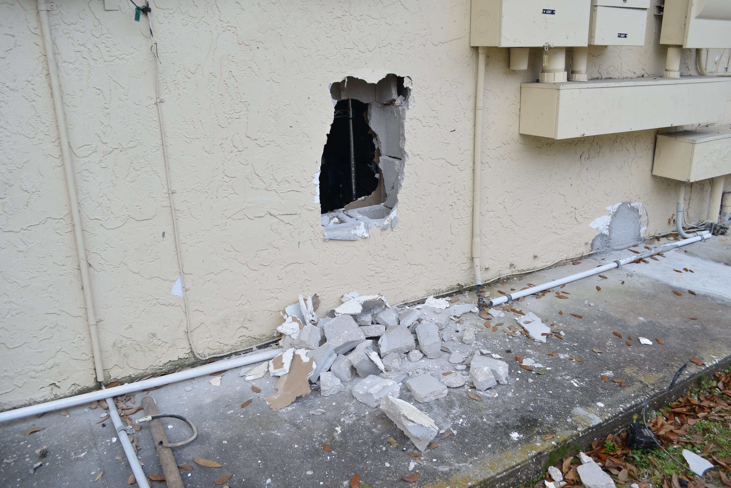  Suspects use sledgehammer to break into Metro PCS